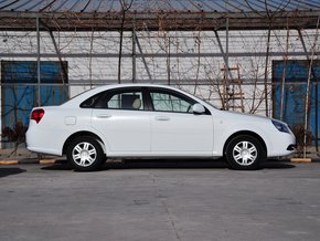 別克 1.5L 自動(dòng) 車(chē)輛正右側(cè)