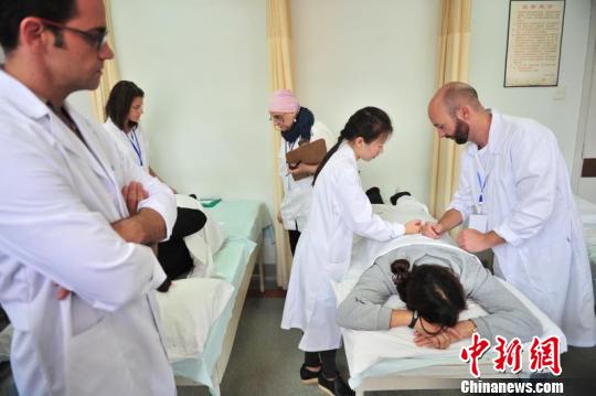 洋徒弟杠上老中醫(yī):一個(gè)難并快樂(lè)一個(gè)有了危機(jī)感