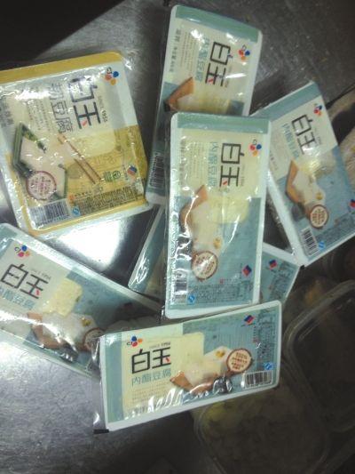 記者暗訪禾綠回轉(zhuǎn)壽司店 十種食材過期仍用(圖)