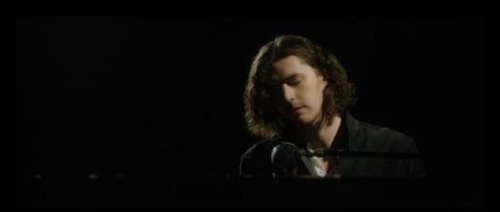 《泰山》曝主題曲MV E大小丑女月光下纏綿