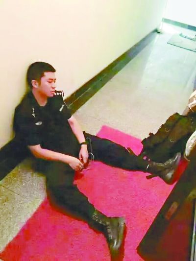 武漢特警歸家睡屋外 網(wǎng)友:最令人動(dòng)容睡姿