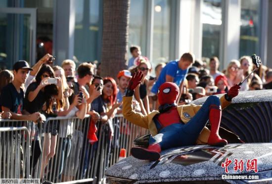 �������������R�]���Ӱ��֩��b��Ӣ�ۚw����( Spider-Man: Homecoming)��ӳ���t̺�Ͽ��^�ǹ����ڣ�����F�b��С�_���ء������c��÷�̡�����ɯ����÷�ٴ�ͬ������������˹̹����(Stan Lee)׃��֩���ˡ����ŵǈ������ͣ�ٝ�_�����Ơ���(Zendaya)��ɫ��β�Lȹ�ɚ⃺ʮ��������ʮ�֟��[��