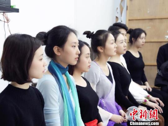 ��ýӰҕ�(b��o)���˔�(sh��)�����Ϻ�һ�W(xu��)����ˇ��������
