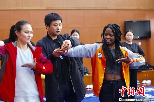 傳統(tǒng)越劇吸引外國(guó)友人一招一式彰顯東方魅力