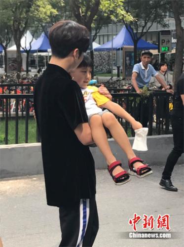 王嘉爾化身超級“奶爸”