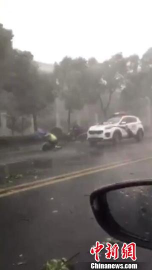 南京一男子大雨天摔倒街頭民警頂風(fēng)雨為其擋住來往車輛