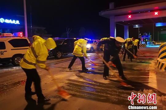 湖北宜昌迎新年首場大雪交警雪夜堅(jiān)守