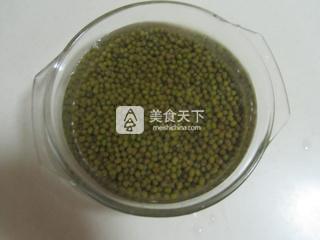 綠豆百合蓮子羹的做法步驟:2