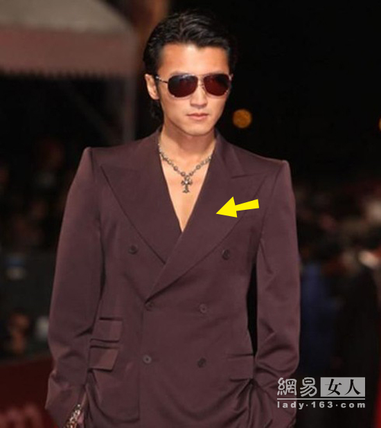 李晨深V西服撞衫李冰冰 女星更愛(ài)空心穿