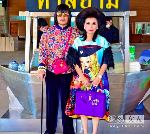 泰國土豪母子時(shí)尚造型太奇葩 愛馬仕多過貝嫂