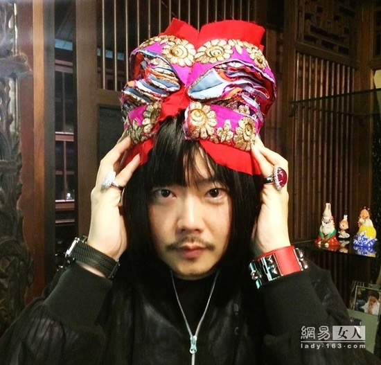 泰國土豪母子時(shí)尚造型太奇葩 愛馬仕多過貝嫂