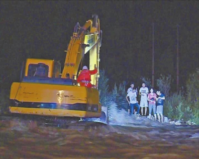 盧氏強(qiáng)降雨致5人被困小島 救人消防員險(xiǎn)被洪水沖走