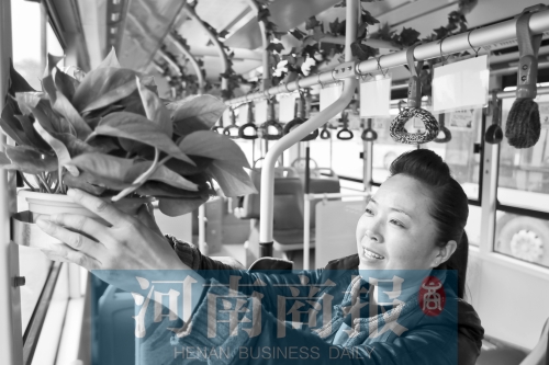 鄭州公交車長(zhǎng)搞公益 女子也頂半邊天