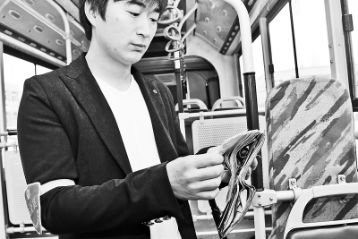 患病老人乘公交手術(shù)費落車廂 乘客車長民警接力送還