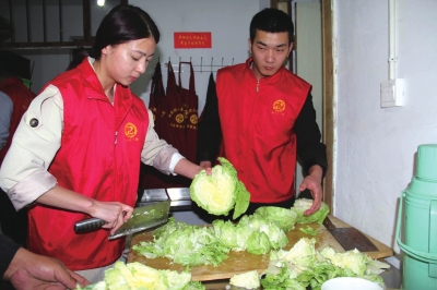 商丘一對“90后”小夫妻 愛心早餐店里做義工度蜜月