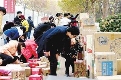 “雙11”過后,快遞包裹擠爆大學(xué)校園 鄭大共消費3510萬元