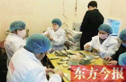 男子拉21個麻袋百萬零鈔存錢 50余人6小時數(shù)清