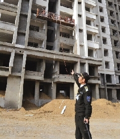 鄭州一建筑工地刷墻工7樓墜下 扎入土堆奇跡生還