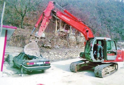 盧氏一男子醉酒后發(fā)飆 開(kāi)挖掘機(jī)把轎車(chē)砸扁