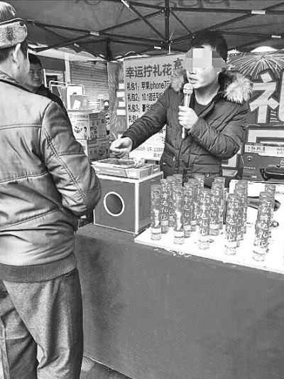 信陽街頭現(xiàn)騙人新套路 高價售賣低端電子產品