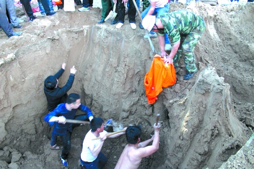 兩歲女童不慎掉進(jìn)機井 消防官兵與群眾合力施救