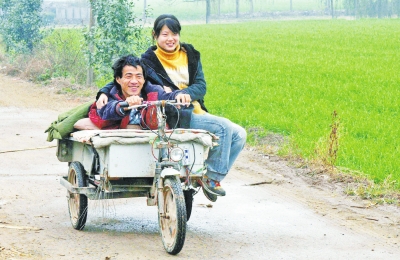 漯河無腿慈父把養(yǎng)女送進(jìn)大學(xué) 孝順養(yǎng)女外出打工