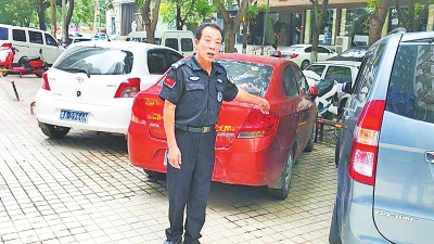 鄭州熱心保安街頭上演追賊記 擒拿搶手機(jī)男子