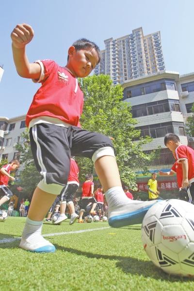 鄭州11所校園足球特色幼兒園掛牌 具有示范意義