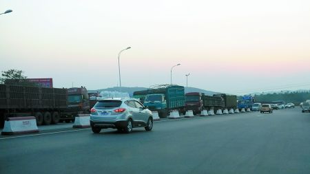 �������ڽ�����(du��)܇��·���M(j��n)�н�ͨ���������ٸ�������վ�����L��
