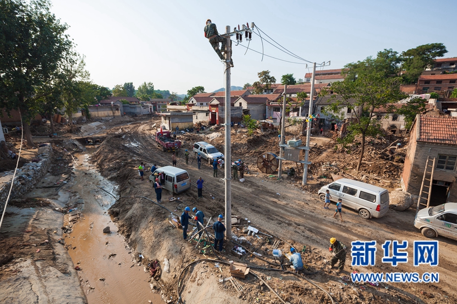滑縣搶險突擊隊鏖戰(zhàn)4天保供電 滑縣搶險突擊隊鏖戰(zhàn)4天保供電