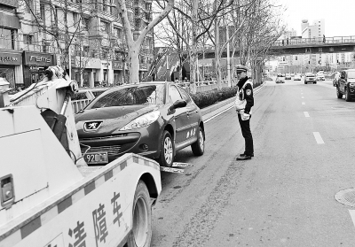 鄭州金水路進(jìn)入嚴(yán)管模式 路邊隨便停車當(dāng)心被拖走