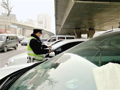 鄭州警方整治河醫(yī)橋下黑停車場 近百輛車被貼條