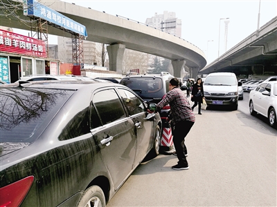 鄭州警方整治河醫(yī)橋下黑停車場 近百輛車被貼條