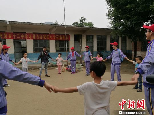 �ӱ��l(xi��ng)��С�W��һ�죺ȫУ7���W��ӭ��������һ�Ρ�