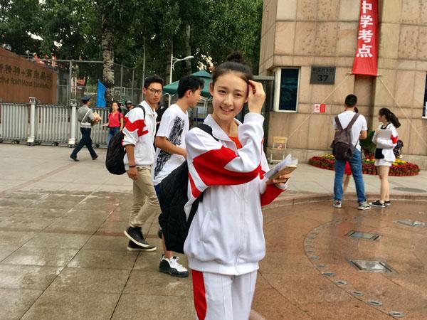 �˴��е�Ů��һ���p�ɵ��߳�����(ch��ng)�����O��(j��ng)  �z��