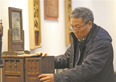 李曉明:“拾荒教授”傳承族群之美