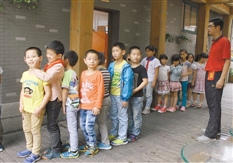 杭州一迷你學(xué)校740名師生共用一廁所孩子憋到尿褲子