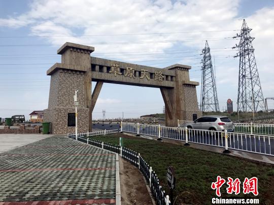 航拍張北“草原天路”成京津冀游客旅游勝地(圖)