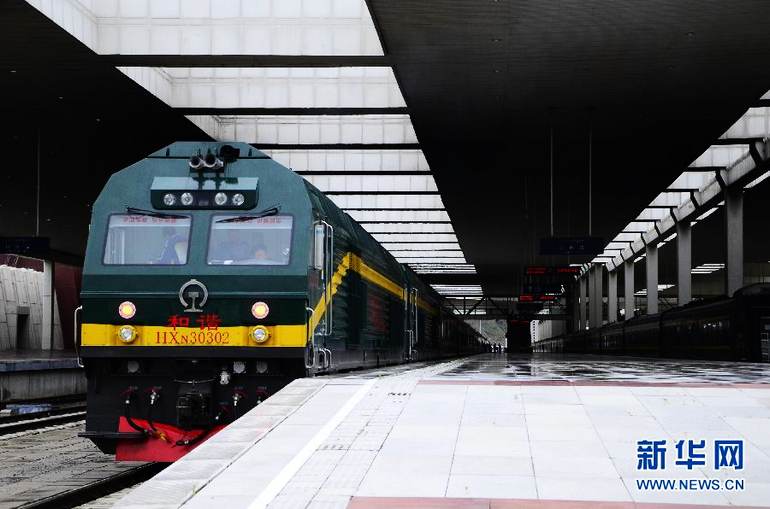 拉薩至日喀則鐵路開通運(yùn)營(yíng):坐著火車看珠峰(高清)