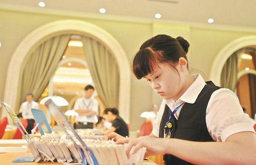銀行女職員快手堪比點(diǎn)鈔機(jī) 1秒鐘至少點(diǎn)鈔8張