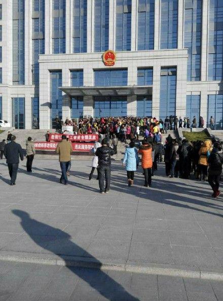河南近千名教師政府門前罷工:工資未漲反要克扣