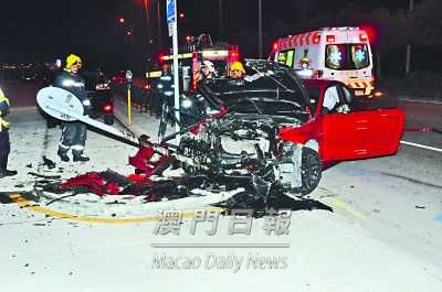 澳門一跑車失控撞上護(hù)欄車頭撞散碎片橫飛(圖)