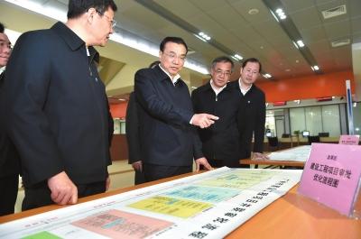 李克強(qiáng)深圳考察向鄧小平銅像鞠躬致敬(圖)
