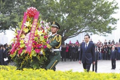 李克強(qiáng)深圳考察向鄧小平銅像鞠躬致敬(圖)