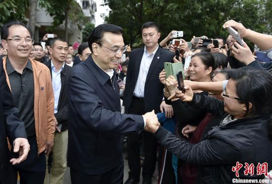 李克強(qiáng)總理在廣州了解外來務(wù)工人員生活情況、考察危舊房改造
