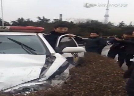 肇事警察正從警車內(nèi)爬出。視頻截圖
