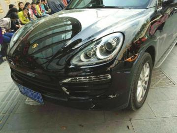 貨車與保時(shí)捷發(fā)生擦掛 疑因賠償分歧保時(shí)捷被砸