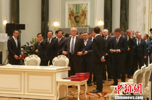 習(xí)近平訪白有趣一幕省長部長排隊上場簽約(圖)
