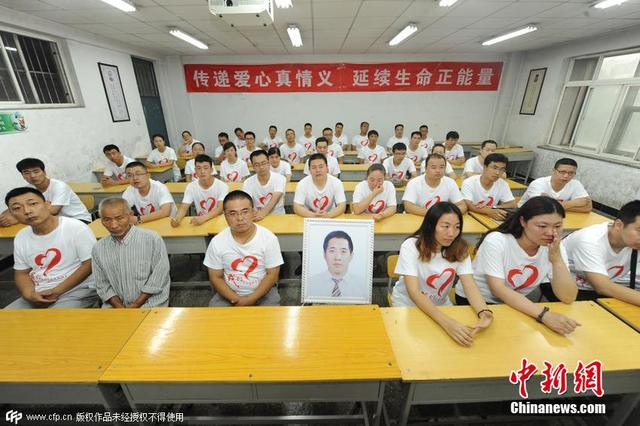 山西一院校同學十年再聚首 課桌上擺遺像(圖)