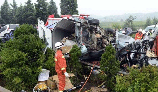 車禍現(xiàn)場消防隊員緊急救援